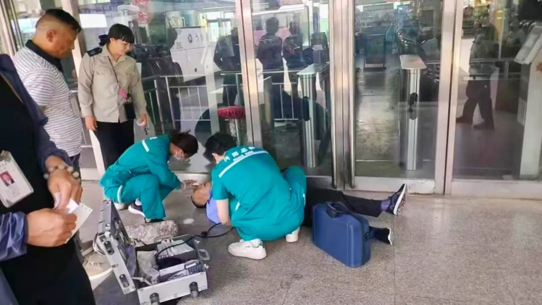 突發(fā)！洛陽(yáng)汽車站內(nèi)旅客暈倒，工作人員緊急救援！